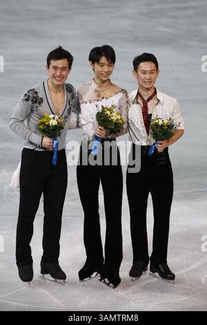 15. Februar 2014 - Sotschi, Russland - Silbermedaillengewinner Patrick Chan aus Kanada, links, Goldmedaillengewinner Yuzuru Hanu aus Japan, Mitte, und Bronzemedaillengewinner Denis Ten aus Kasachstan posieren nach der Blumenzeremonie bei den Eiskunstlauf-Männern bei den Olympischen Winterspielen 2014 in Sotschi im Eislaufpalast für Fotos. (Bild: © David McIntyre/ZUMAPRESS.com) Stockfoto