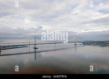 Blick aus der Vogelperspektive auf queensferry und Forth Road Bridge über den ruhigen firth of Forth bei Sonnenuntergang, queensferry, vereinigtes Königreich. Stockfoto