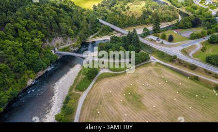 Blick aus der Vogelperspektive auf Craigellachie Bridge, Fluss, Wald, Felder und Straße, Moray, Schottland, Vereinigtes Königreich. Stockfoto