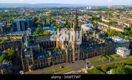 Blick aus der Vogelperspektive auf den Campus der University of Glasgow mit historischen Gebäuden, Grünanlagen und Türmen, Glasgow, Schottland. Stockfoto