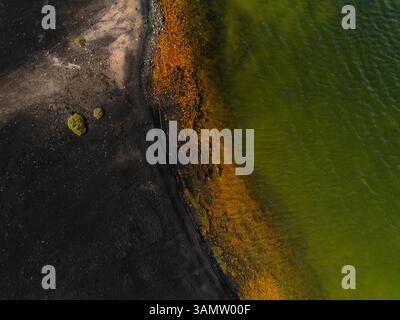 Aus der Vogelperspektive eines Teils der alten Salzpfanne in der Janubio-Lagune in Yaiza, Lanzarote, Spanien. Stockfoto