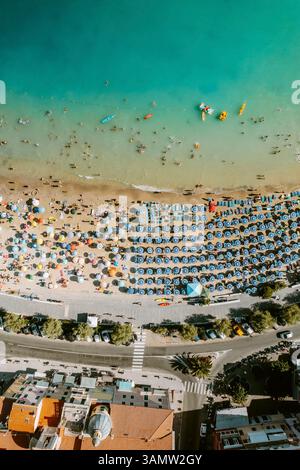 Aus der Vogelperspektive auf San Terenzo Beach, Lerici, La Spezia, Italien. Stockfoto