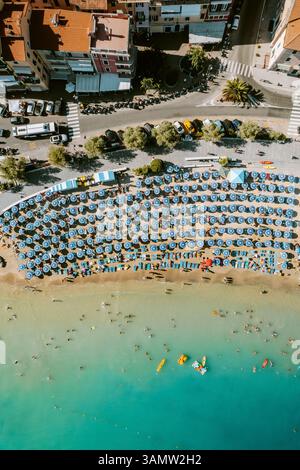 Aus der Vogelperspektive auf den wunderschönen Strand San Terenzo, Lerici, La Spezia, Italien. Stockfoto