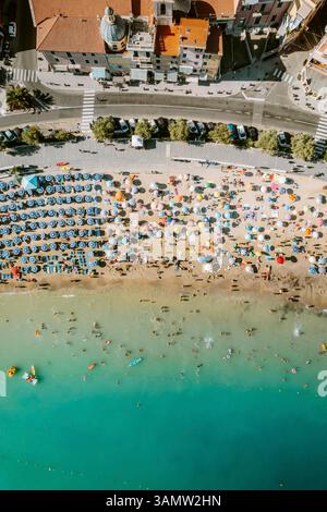 Aus der Vogelperspektive auf San Terenzo Beach, Lerici, La Spezia, Italien. Stockfoto