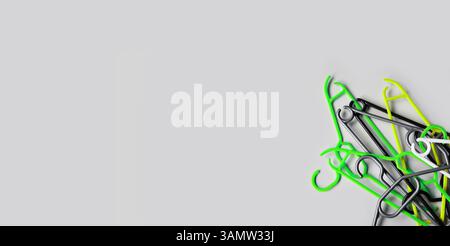 Kleiderbügel. Abstrakter Hintergrund. Gestapelte leere Kleiderbügel aus Kunststoff isoliert auf einem hellgrauen Hintergrund. Minimalismus. Das Konzept der modernen Kontra Stockfoto