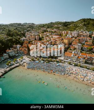 Aus der Vogelperspektive auf die kleine Stadt Lerici am Mittelmeer, La Spezia, Italien. Stockfoto