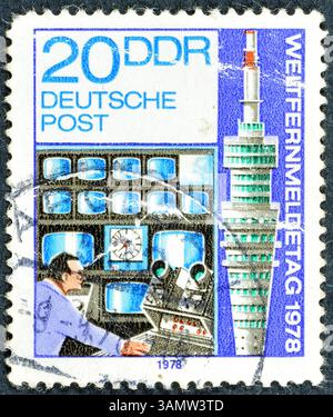 Gestempelte Briefmarke, gedruckt von der DDR, die den Fernsehturm, den Welttag der Telekommunikation, um 1978 zeigt. Stockfoto