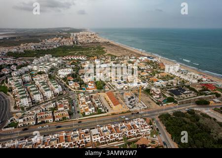 Aus der Vogelperspektive auf die Küstenstadt Torrevieja mit wunderschönem Strand und städtischer Architektur, Alicante, Spanien. Stockfoto