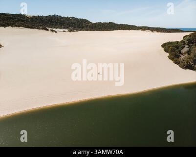 Aus der Vogelperspektive von zwei Personen auf der Sanddüne vor Lake Wabby, Fraser Island, Australien. Stockfoto