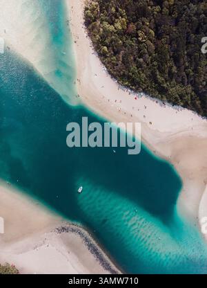 Aus der Vogelperspektive auf den Tallebudgera Creek mit Sonnenbaden am Strand, Gold Coast, Queensland, Australien. Stockfoto
