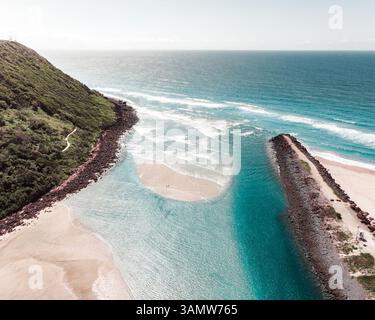 Aus der Vogelperspektive auf den Tallebudgera Creek mit Menschen, die auf einer Sandbank stehen, umgeben von türkisfarbenem Wasser und dem Meer, Gold Coast, Australien Stockfoto