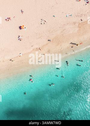 Blick aus der Vogelperspektive auf den Tallebudgera Creek mit Menschen, die schwimmen und sonnen, Gold Coast, Australien Stockfoto