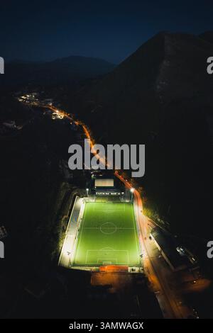 Luftaufnahme eines Fußballfeldes bei Nacht, Gangi, Sizilien, Italien. Stockfoto