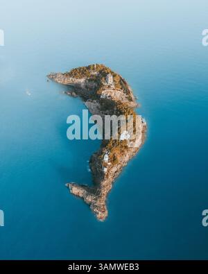 Aus der Vogelperspektive der Insel Gallo Lungo, die sich im Li Galli-Archipel befindet, in Richtung Positano, Amalfiküste, Italien. Stockfoto