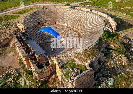 Blick aus der Vogelperspektive auf die antiken Ruinen von Hierapolis mit einem malerischen Theater und einer grünen Landschaft, Denizli, Türkei. Stockfoto