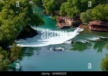 Blick aus der Vogelperspektive auf den Manavgat Wasserfall, umgeben von üppigem Grün und ruhigem Fluss, Manavgat, Türkei. Stockfoto