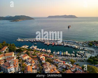Blick aus der Vogelperspektive auf einen wunderschönen Hafen mit Booten und malerische Küste bei Sonnenuntergang, Kas, Türkei. Stockfoto