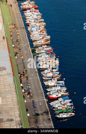 Blick aus der Vogelperspektive auf kleine Fischerboote, die entlang der Samatya-Küste an der Marmarameere liegen, Istanbul, Türkei. Stockfoto
