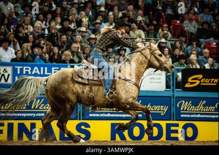 Dezember 2013 - Las Vegas, Nevada, U.. S - Barrel Racer - SHERRY CERVI, Marana, Arizona. Aktueller NFR-Stand nach Leistung Nr. 9 – 1. (Kreditbild: © Janet Kotwas/ZUMAPRESS.com) Stockfoto