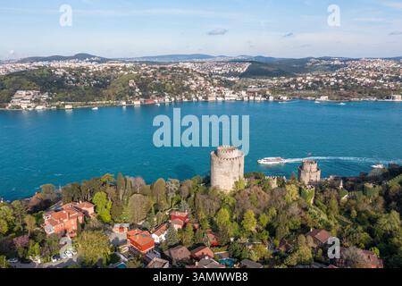 Aus der Vogelperspektive auf Rumeli Hisari, eine alte Festung mit Panoramablick auf das Marmarameer, Istanbul, Türkei. Stockfoto