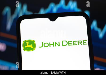 In dieser Abbildung wird das Logo von Deere & Company (John Deere) auf einem Smartphone-Bildschirm angezeigt. Stockfoto