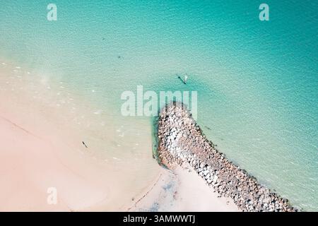 Blick Aus Der Vogelperspektive Auf Den Rocky Pier Und White Sand Am Glenelg Beach In Adelaide, South Australia. Stockfoto