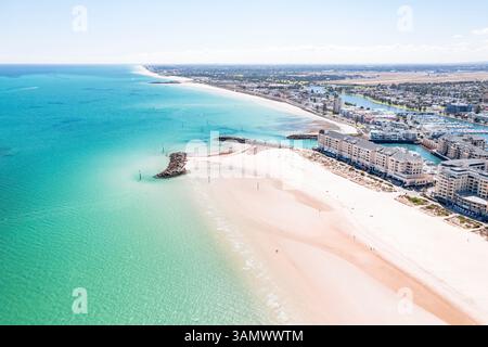 Blick Aus Der Vogelperspektive Auf Das Türkisfarbene Wasser Und Den Weißen Sand Am Glenelg Beach In Adelaide, South Australia. Stockfoto