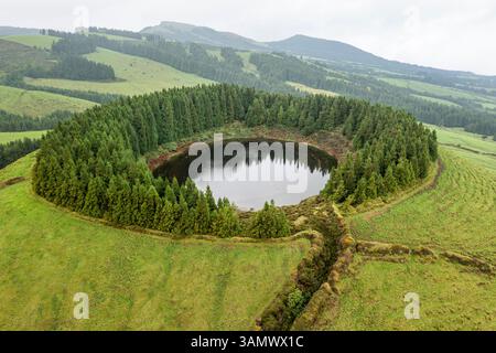 Aus der Vogelperspektive auf einen kleinen See auf einem Hügel in der Nähe von Capelas, Azoren, Portugal. Stockfoto