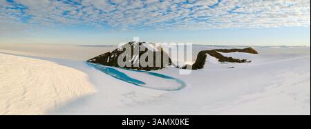 Panoramablick auf einen Berg mit Schnee an sonnigem Tag in der Antarktis Stockfoto