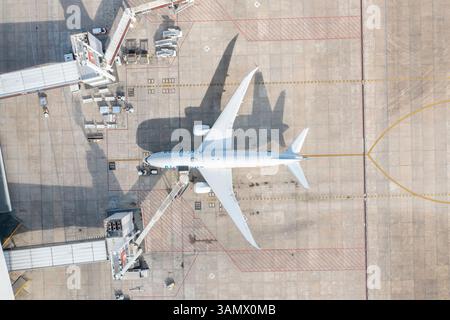 Canelones, Uruguay - 06. Juni 2023: Luftaufnahme von Aeropuerto de Carrasco mit Flugzeugen auf der Landebahn und Asphalt, Canelones, Uruguay. Stockfoto