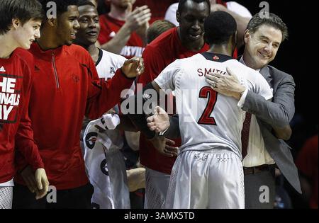 14. März 2014: Memphis, TN, USA - Louisville-Cheftrainer Rick Pitino, rechts, nimmt Russ Smith an, nachdem er Houston 94–65 im Halbfinale des American Athletic Conference Turniers beim FedExForum in Memphis, Tennessee, am Freitag, den 14. März 2014 besiegt hatte. (Kreditbild: © Mark Weber/MCT/ZUMAPRESS.com) Stockfoto