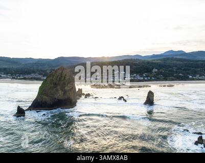 Aus der Vogelperspektive auf den wunderschönen Cannon Beach mit dem majestätischen Haystack Rock und dem ruhigen Pazifik, Cannon Beach, Oregon, USA. Stockfoto
