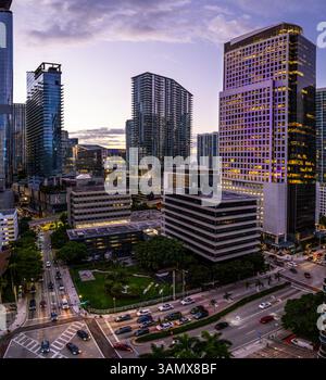 Blick aus der Vogelperspektive auf moderne Wolkenkratzer und geschäftige Straßen in Brickell, Miami, USA. Stockfoto