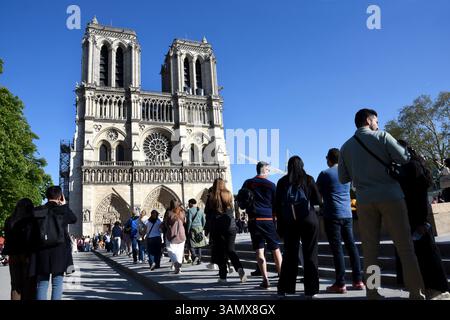 Paris, Frankreich. April 2025. Illustration von Notre Dame de Paris, Wiedereröffnung für pariser und Touristen. In Paris, Frankreich am 12. April 2025 Foto: Alain Apaydin/ABACAPRESS. COM Credit: Abaca Press/Alamy Live News Stockfoto