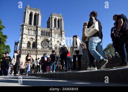 Paris, Frankreich. April 2025. Illustration von Notre Dame de Paris, Wiedereröffnung für pariser und Touristen. In Paris, Frankreich am 12. April 2025 Foto: Alain Apaydin/ABACAPRESS. COM Credit: Abaca Press/Alamy Live News Stockfoto