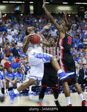 15. März 2014 – Atlanta, GA, USA – Andrew Harrison (5) wird vom Georgia Bulldogs-Stürmer Donte' Williams (15) und Kenny Gaines (12) im Halbfinale des SEC Basketball-Turniers in Atlanta am Samstag, 15. März 2014 hart angegriffen. Kentucky besiegte Georgia mit 70:58. (Abbildung: © Mark Cornelison/MCT/ZUMAPRESS.com) Stockfoto