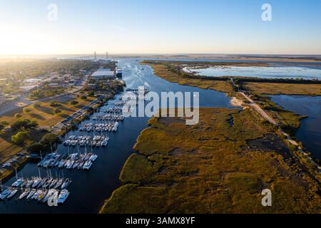 Luftaufnahme der Oglethorpe Bay mit Brunswick Landing Marina, Booten und ruhigen Feuchtgebieten, Brunswick, Georgia, USA. Stockfoto