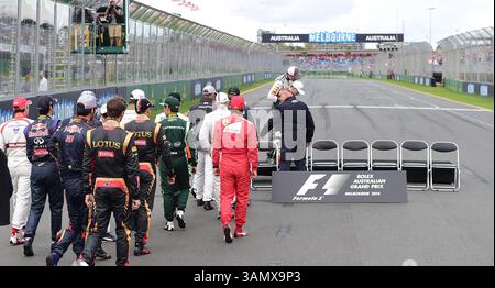 16. März 2014 - Melbourne, Victoria, Australien - die Fahrer kommen am vierten Tag des Formel-1-Grand-Prix 2014 in Australien zum offiziellen Fahrerfoto auf der Hauptgeraden an. (Kreditbild: © Theo Karanikos/ZUMAPRESS.com) Stockfoto