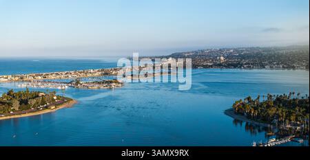 Blick aus der Vogelperspektive auf die wunderschöne Mission Bay mit malerischer Küste und Skyline der Stadt, San Diego, USA. Stockfoto