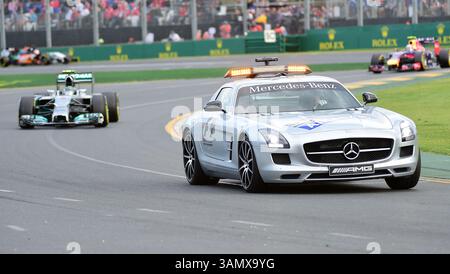 16. März 2014 – Melbourne, Victoria, Australien – der Sicherheitswagen führt das Rennen am vierten Tag des Formel-1-Grand Prix 2014 in Melbourne, Australien an. (Kreditbild: © Theo Karanikos/ZUMAPRESS.com) Stockfoto
