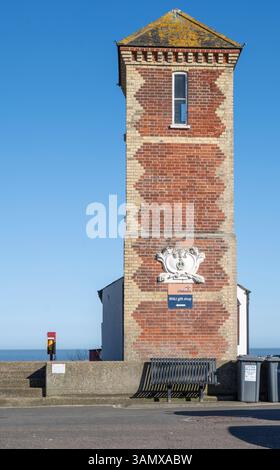 Die Old Lifeboat Station und der Aussichtsturm am Crag Path, Aldeburgh, Suffolk, East Anglia, England, UK Stockfoto