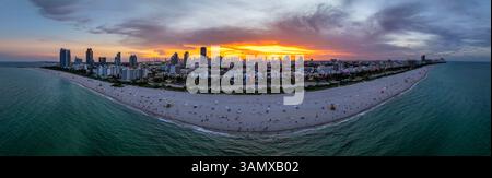 Blick aus der Vogelperspektive auf den Sonnenuntergang über dem Ocean Drive mit schöner Skyline und Sandstrand, South Beach, USA. Stockfoto