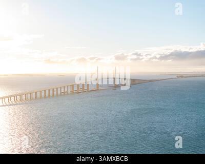 Blick aus der Vogelperspektive auf die Skyway Bridge über Tampa Bay, St. Petersburg, Florida, USA. Stockfoto