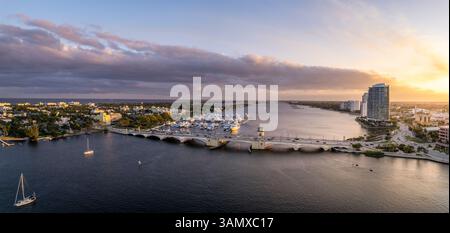 Luftaufnahme der Royal Park Bridge, West Palm Beach, Florida. Stockfoto