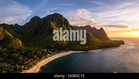 Aus der Vogelperspektive auf Tunnels Beach mit wunderschöner Küste und blauem Ozean, Kauai, USA. Stockfoto