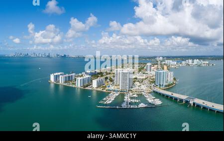 Aus der Vogelperspektive auf den Sandstrand und die Wolkenkratzer entlang der Küste, North Bay Village, Biscayne Bay, Miami Beach, Florida, Usa. Stockfoto