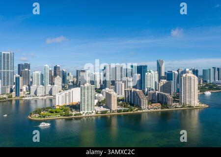 Blick aus der Vogelperspektive auf moderne Wolkenkratzer in Downtown Miami, Florida, USA, mit Blick auf Brickell Key. Stockfoto