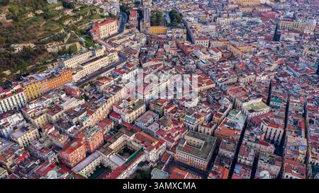 Luftaufnahme des Stadtzentrums von Neapel, Blick auf das Wohnviertel Quartieri Spagnoli, Neapel, Kampanien, italien. Stockfoto
