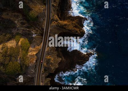Blick aus der Vogelperspektive auf die wunderschöne Küstenlandschaft mit Meereswellen, East Honolulu, Hawaii, USA. Stockfoto