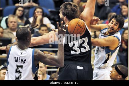 16. März 2014: Minneapolis, MN, USA – Ricky Rubio von Minnesota Timberwolves trifft am Sonntag, den 16. März 2014, Teamkollegen Gorgui Dieng mit einem Pass hinter dem Rücken von Aaron Gay der Sacramento Kings. (Kreditbild: © Marlin Levison/MCT/ZUMAPRESS.com) Stockfoto